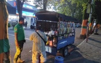 Satpol PP Tertibkan Pedagang di Kawasan Wisata