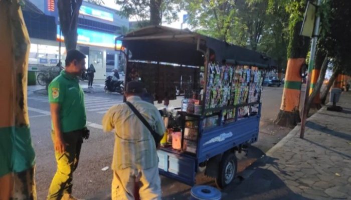 Satpol PP Tertibkan Pedagang di Kawasan Wisata untuk Kenyamanan