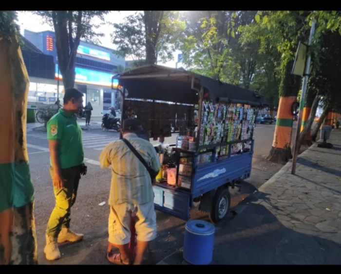 Satpol PP Tertibkan Pedagang di Kawasan Wisata