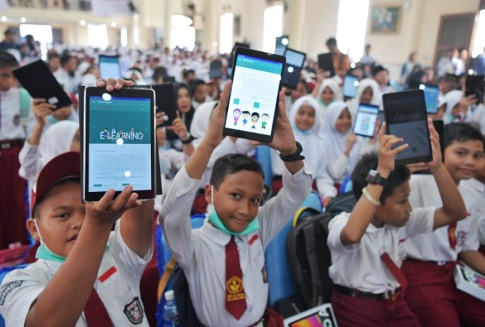 Digitalisasi kemendikbud luncurkan guru bantuan aplikasi tik pendidikan natuna mendikbud sudutpandang didukung kompetensi peningkatan kemdikbud sudah pulsa disalurkan tunggu siswa Kemendikbud Luncurkan Program Sekolah Digital Tahun Ini