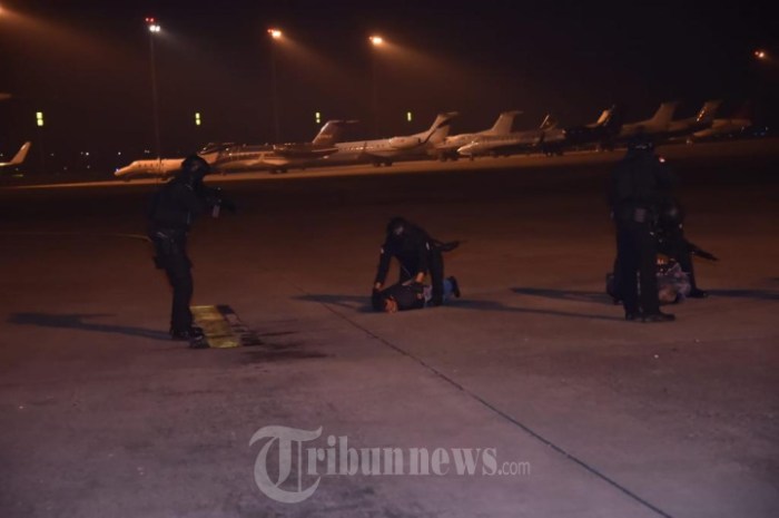 Pasukan Satgultor TNI Lumpuhkan 15 Teroris di Bandara Soetta, Foto 4 ... Teror Bom Palsu Gegerkan Bandara Soetta