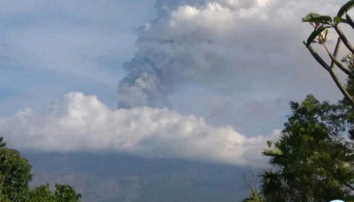 Erupsi Gunung Ganggu Jalur Udara, Bali Batalkan Puluhan Penerbangan