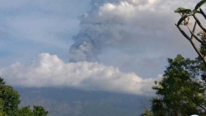 Erupsi Gunung Agung Sebab Bandara Ngurah Rai Bali Ditutup 16 Jam - News ... Erupsi Gunung Ganggu Jalur Udara, Bali Batalkan Puluhan Penerbangan