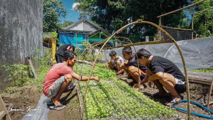 Warga Desa A Bangun Fasilitas Pendidikan Mandiri