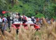 Panen Jagung Serentak, Prabowo Pakai Traktor Modern
