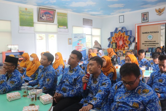 Siswa Berprestasi SMA Negeri 1 Lhokseumawe Serahkan Piala dan Piagam Ke ... Siswa Langgar Jam Malam? Siap-Siap Terima SP1 dari Sekolah