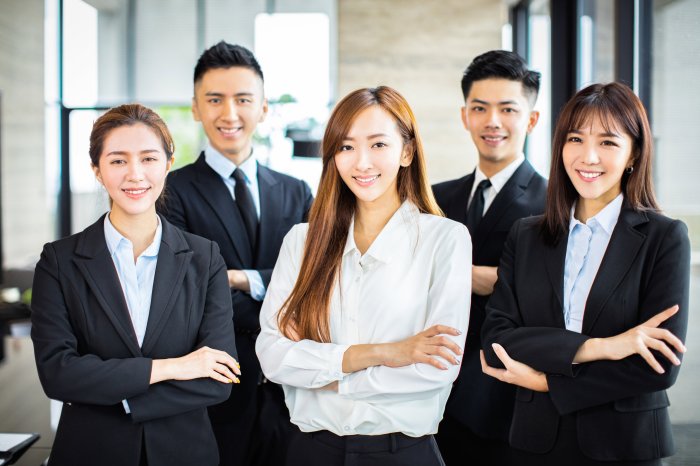 Pengusaha Muda Menciptakan Bisnis Yang Luar Biasa Dari Kantor Dengan ... Pekerja Kantoran yang Sukses Menjadi Pebisnis