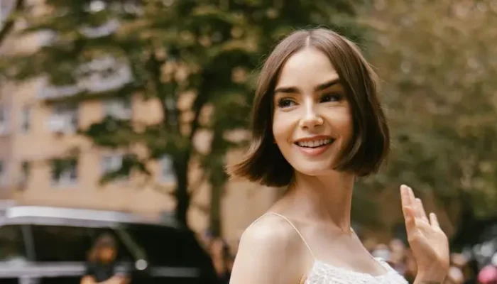 Lily Collins di NYFW, Tampil dengan Pinggang Ramping dan Tulang Terlihat Menonjol