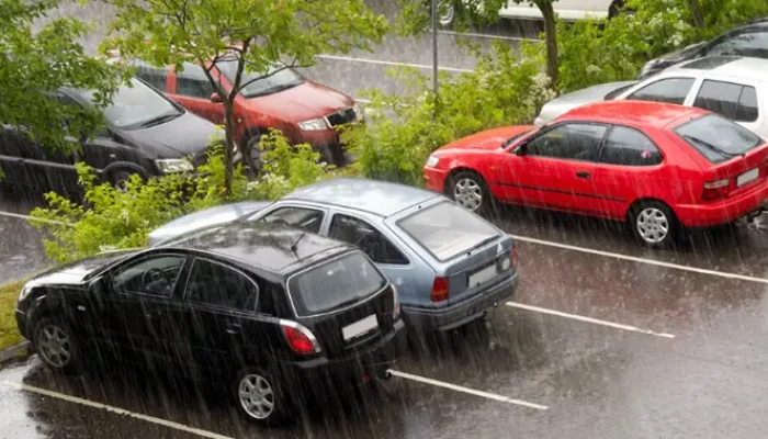 Jangan Malas Membersihkan Mobil Setelah Hujan, Ini Alasannya