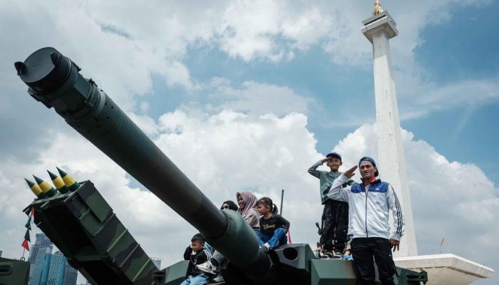 Antusiasme Masyarakat Serbu Alutsista TNI