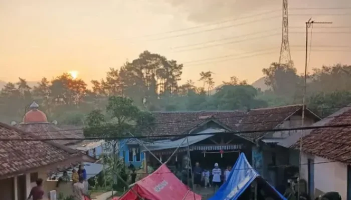 Warga Bogor Mengungsi di Tenda Darurat Setelah Rentetan Gempa Terjadi