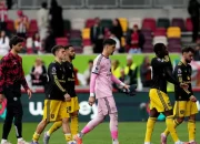 Keputusan Kontroversial Wasit: Collins Dapat Kartu Kuning, Seharusnya Merah untuk Manchester United!