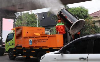 DLH Semprotkan 4000 Liter Water Mist untuk Mengurangi Polusi Udara Jakarta