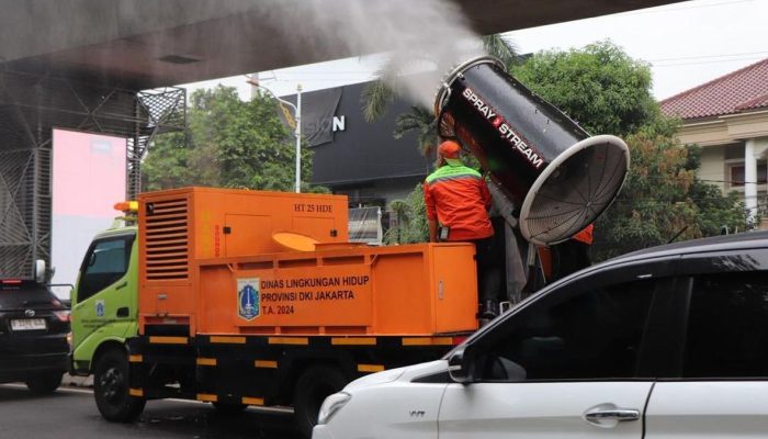 DLH Semprotkan 4000 Liter Water Mist untuk Mengurangi Polusi Udara Jakarta