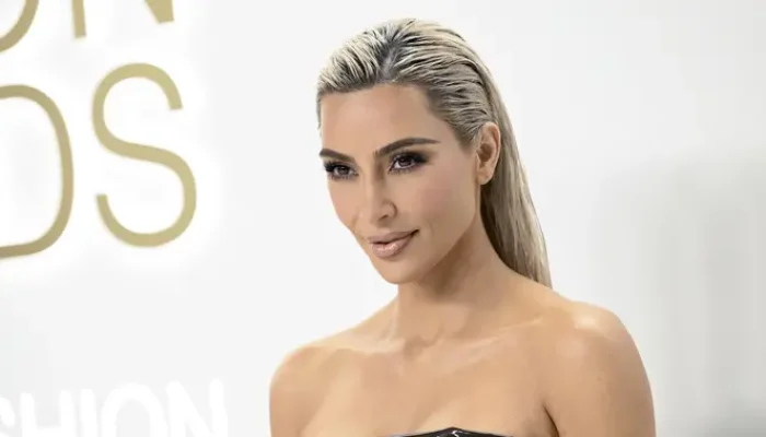 Kontroversi Rilis Pakaian Dalam Berbulu Kemaluan Palsu oleh Kim Kardashian