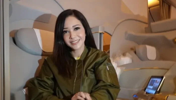 6 Gaya Kasual Traveling Naik Pesawat, Bagasi Boleh Berat tapi Hati Ringan