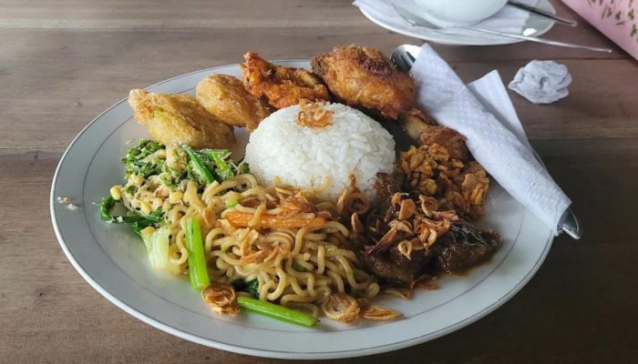 17 Tempat Makan Enak Dekat Kawah Ijen yang Populer Tahun 2025