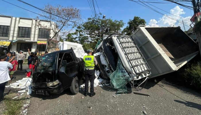 Truk Jatuh dari Jembatan Tol Tangerang-Merak Timpa Mobil dan Sepeda Motor 5 Korban