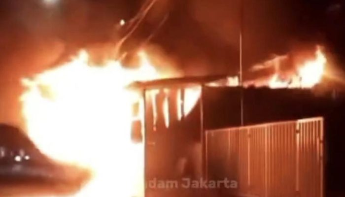 Kebakaran Rumah Makan di Kebon Jeruk Jakarta Barat pada Dinihari 4 Oktober 2025