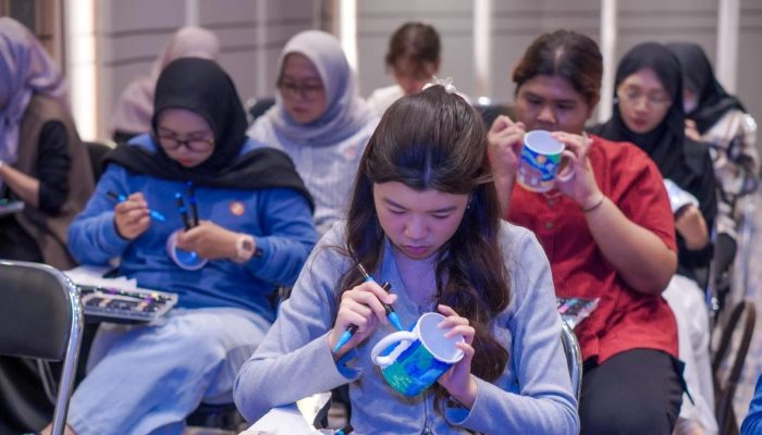 Kompetisi Menggambar Freestyle dengan Spidol Akrilik Peserta Bebas Tuangkan Imajinasi di Tas dan Cangkir