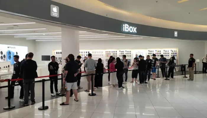Preorder iPhone 17 Series Diminati Pembeli, Antrean Panjang di Gerai iBox
