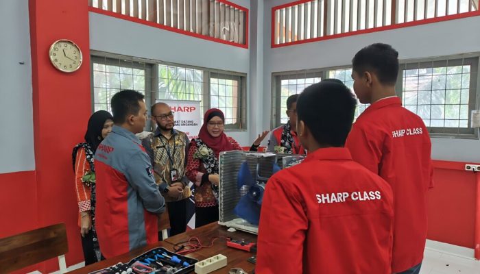 Program Latih 25 Siswa SMKN 39 Jakarta Siap Kerja di Bidang Elektronik