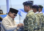 Prabowo Berikan Tanda Kehormatan kepada Prajurit TNI di KRI Radjiman