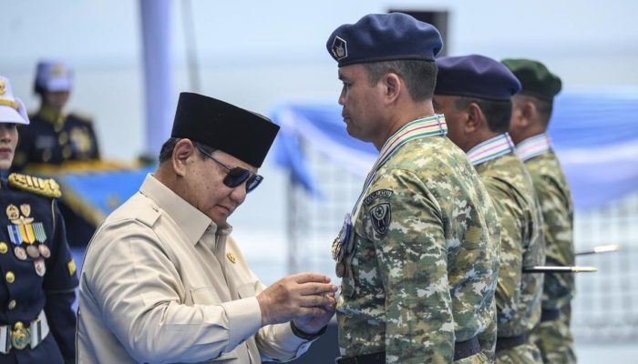 Prabowo Berikan Tanda Kehormatan kepada Prajurit TNI di KRI Radjiman