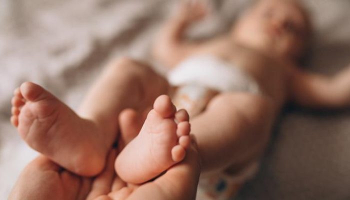 7 Cara Mudah Mengatasi Sembelit pada Bayi dengan Gerakan Kayuh Sepeda