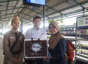Semarak Hari Pahlawan di Stasiun Kereta dengan Petugas Berkostum Pejuang Kemerdekaan