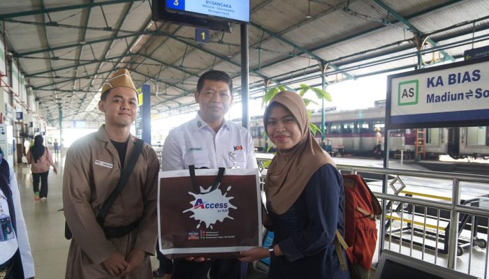 Semarak Hari Pahlawan di Stasiun Kereta dengan Petugas Berkostum Pejuang Kemerdekaan