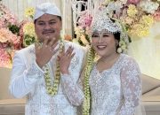 Kontras Gaun Pengantin Boiyen pada Akad dan Resepsi Pernikahan Rully Anggi Akbar