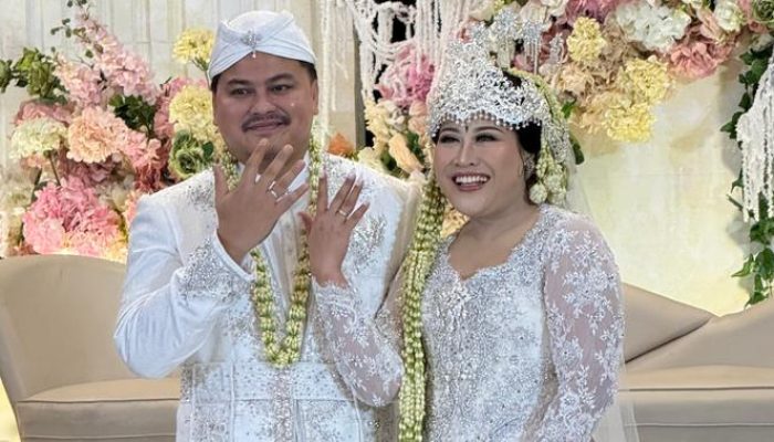 Kontras Gaun Pengantin Boiyen pada Akad dan Resepsi Pernikahan Rully Anggi Akbar