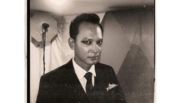 6 Pose Pria dengan Setelan Jas Formal di Gala Premiere dan Viral Pakai Celak Hitam di FFI 2025