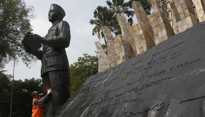 Kepala Patung Soekarno di Indramayu Miring Setelah Tertimpa Tenda