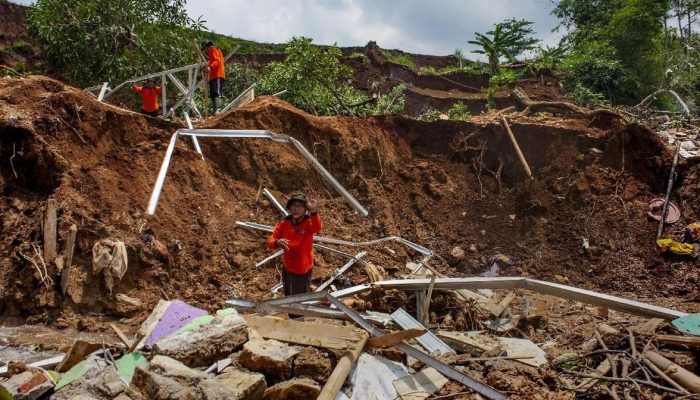 Dua Orang Meninggal dan 21 Hilang dalam Proses Pencarian