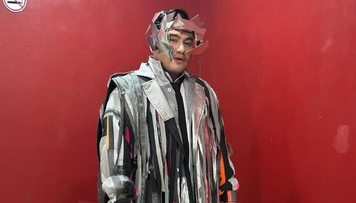 6 Gaya Menarik King Nassar Saat Manggung dari Nanas Raksasa Sampai Nyanyi Sambil Panjat Tiang