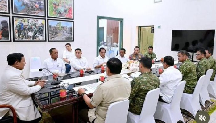 Prabowo Tiba di Sumatra Barat Gelar Rapat Terbatas Bersama Menteri dan Panglima TNI