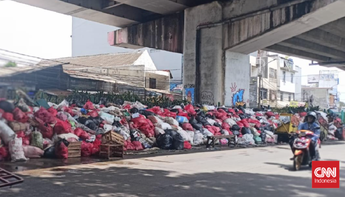 Sampah Menumpuk Selama Seminggu Menghasilkan Bau Busuk