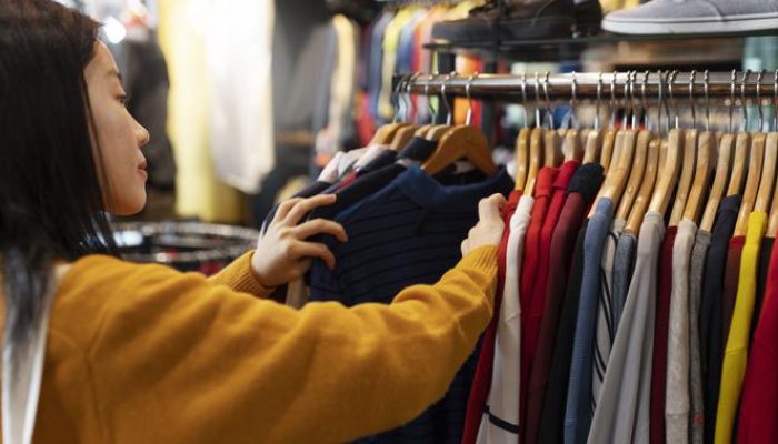 10 Alasan Menggunakan Outfit yang Sama Justru Keren dan Berkelanjutan Melawan Fast Fashion