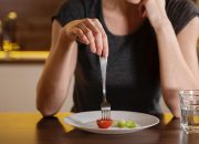 Risiko Overeating dan Pilihan Makanan Tinggi Lemak Saat Tak Sarapan Makan Siang