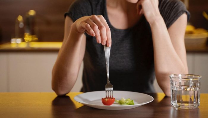 Risiko Overeating dan Pilihan Makanan Tinggi Lemak Saat Tak Sarapan Makan Siang