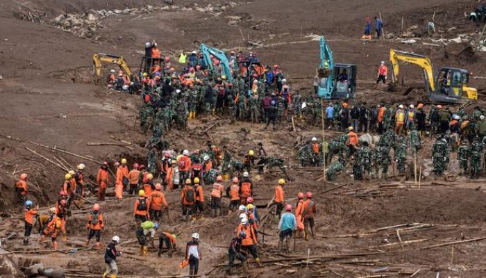 Percepat Pencarian Korban Longsor di Cisarua, Tiga Alat Berat Diterjunkan