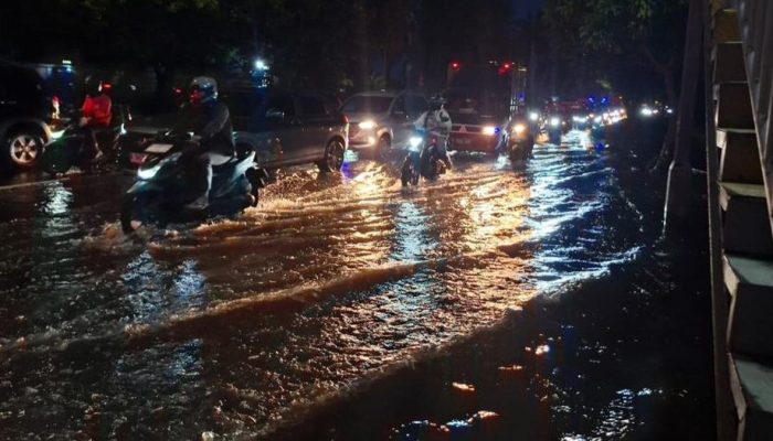 Jalan Daan Mogot Terjadi Banjir Senin Malam Menyebabkan Macet Parah