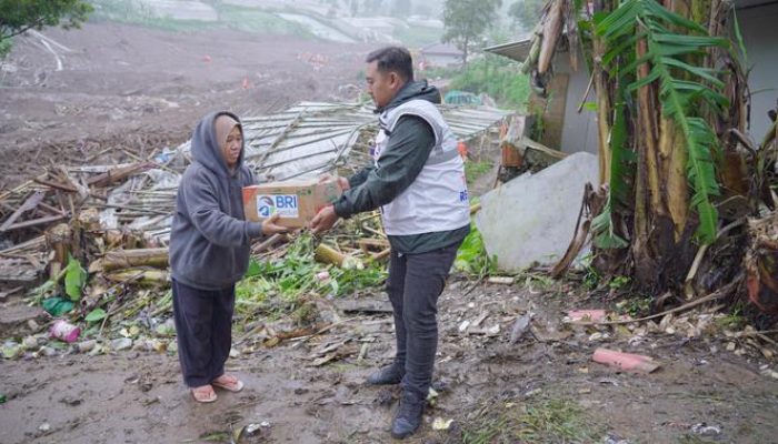 Relawan Bergerak Cepat Bantu Korban Longsor dan Banjir di Cisarua Bandung