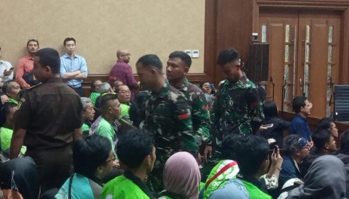 Momen Hakim Terkejut dengan Kehadiran 3 TNI di Ruang Sidang Nadiem Makarim