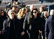 Jenazah Valentino Garavani Dimakamkan, Anne Hathaway dan Anna Wintour Tampil Muram Berbusana Hitam