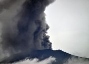Erupsi Gunung Marapi Sumbar Malam Ini, Warga Radius Tiga Kilometer Harap Waspada