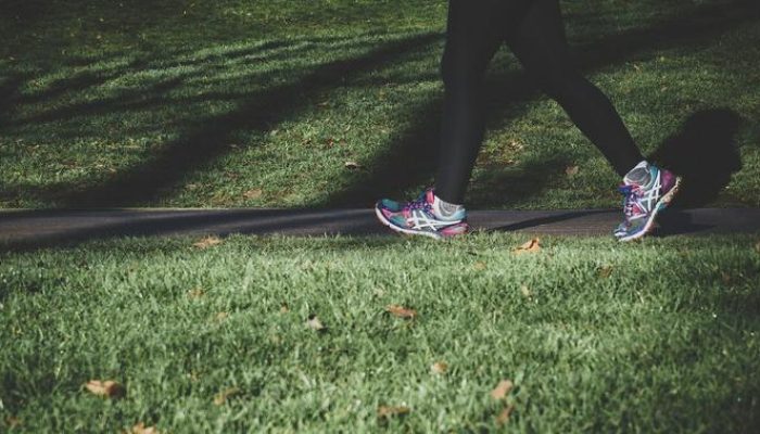 Walking Workout untuk Usia 50 Tahun, Metode Efektif Latih Otot dan Tulang