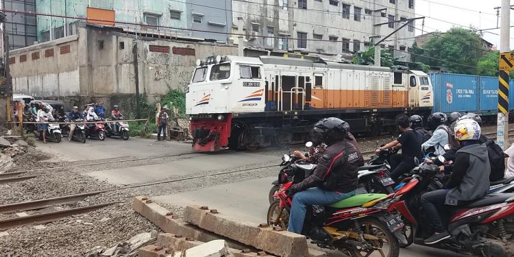 Pemkot Bekasi Mulai Perbaiki Perlintasan Sebidang Kereta Ilegal